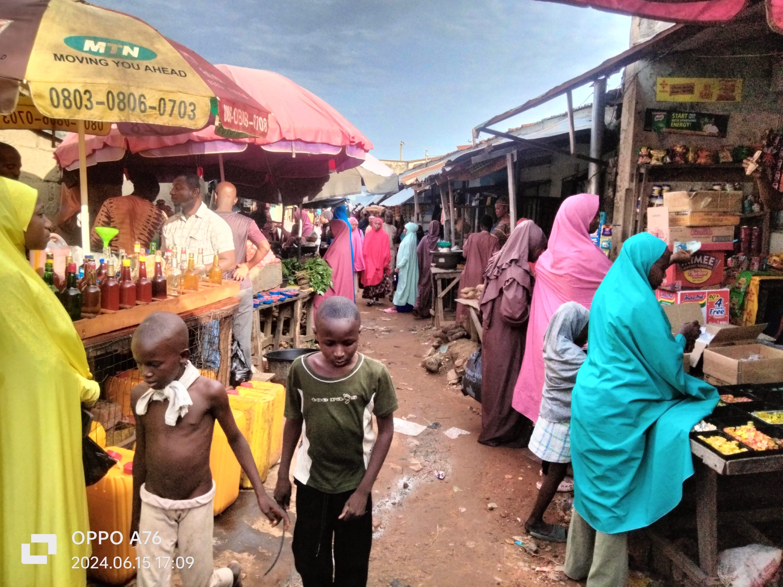 PHOTOS: Niger Residents Swarm Markets for Last-Minute Salah Shopping