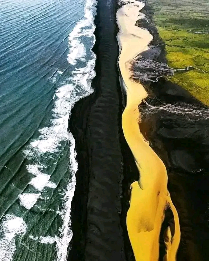 The Stunning Convergence of Colors at Vatnajökull National Park