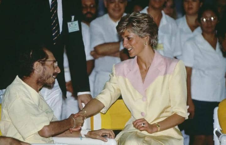 Princess Diana’s Iconic Handshake