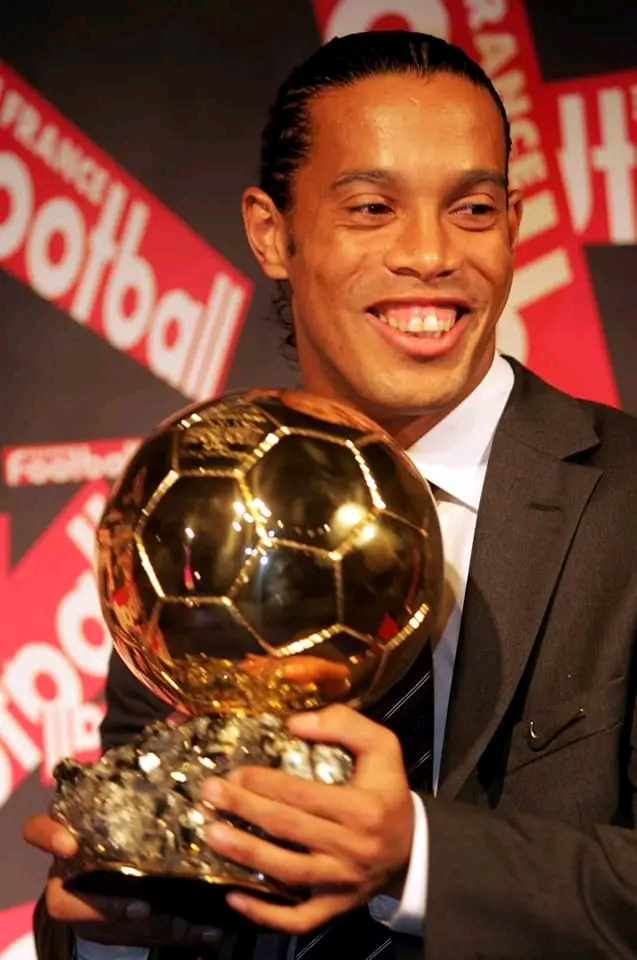 The man that play the ball with a smile on his face: Ronaldinho